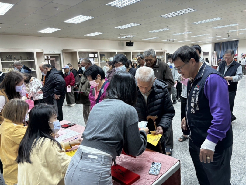 大安神農壇建醮委員會關心地方弱勢過農曆年之需　135戶低收永捐助現金物資一萬餘元