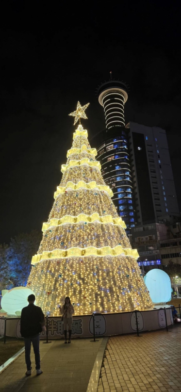 聖誕節氣氛提前點燃、台中市火車站前廣場點亮高大的巨型聖誕樹、樹身纏繞上千盞彩燈、每晚璀璨閃耀、成為台中市區最新打卡拍照熱點。