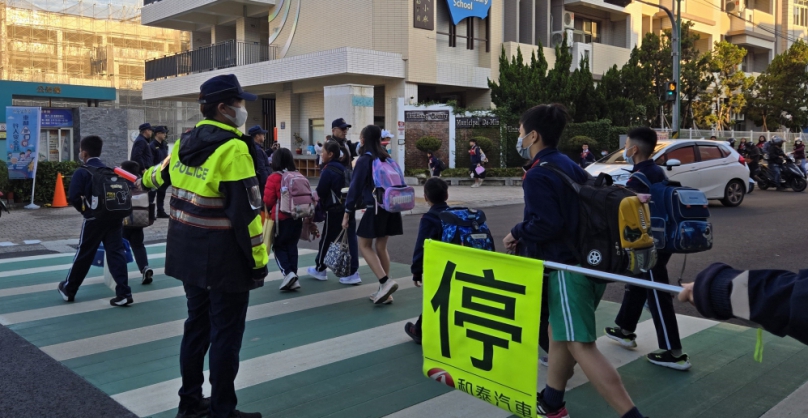 大雅警於北部捷運治安事件後首個上課日  展現「見警率」護童