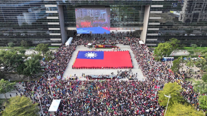 88位城市英雄護旗！台中元旦升旗「全國最大國旗」登場  市長盧秀燕：任期最後一年全力以赴、持續建設台中、照顧市民