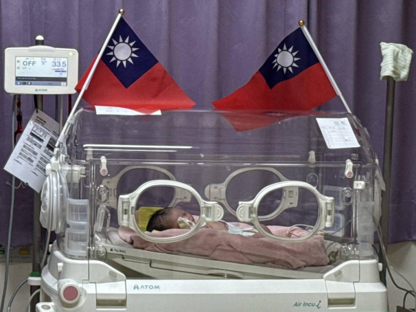 迎接115年第一道曙光　臺中醫院元旦雙寶來報到