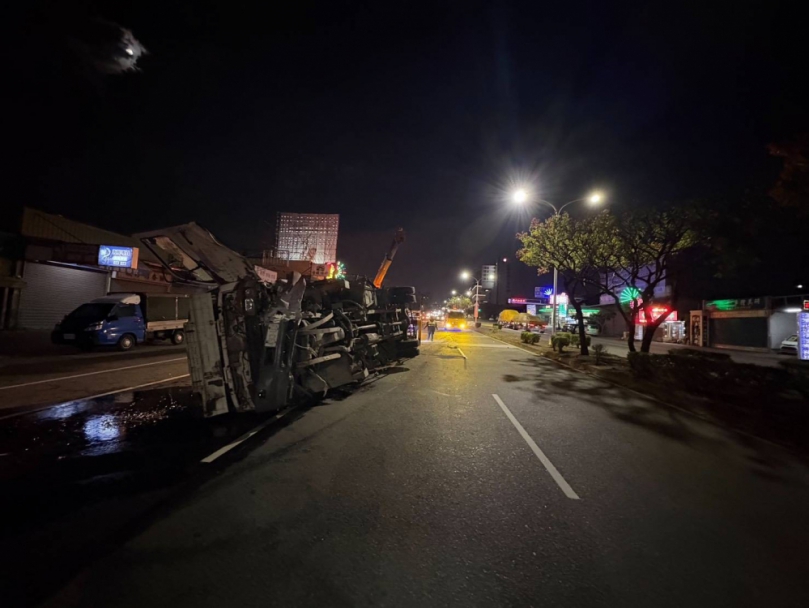 台中市沙鹿區向上路發生翻車禍事故原因係大貨車自撞分隔島所致