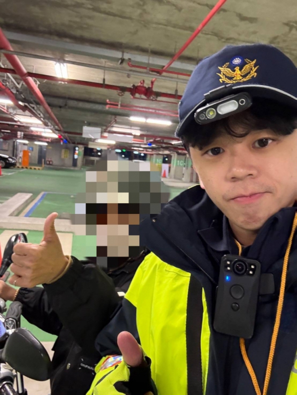 資深五迷拄拐杖朝聖最終場    大讚警「這舉動」好暖！