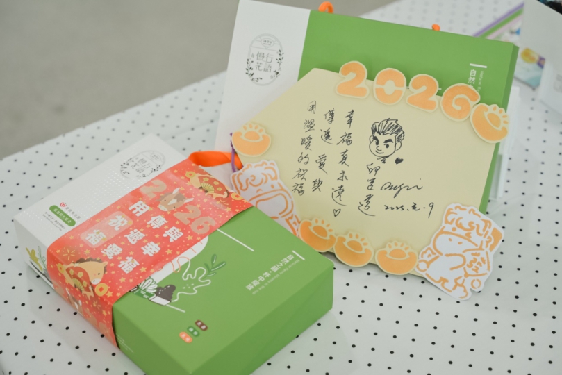 邱臣遠親送祝福   慢飛兒年節幸福禮盒北門市場買得到！