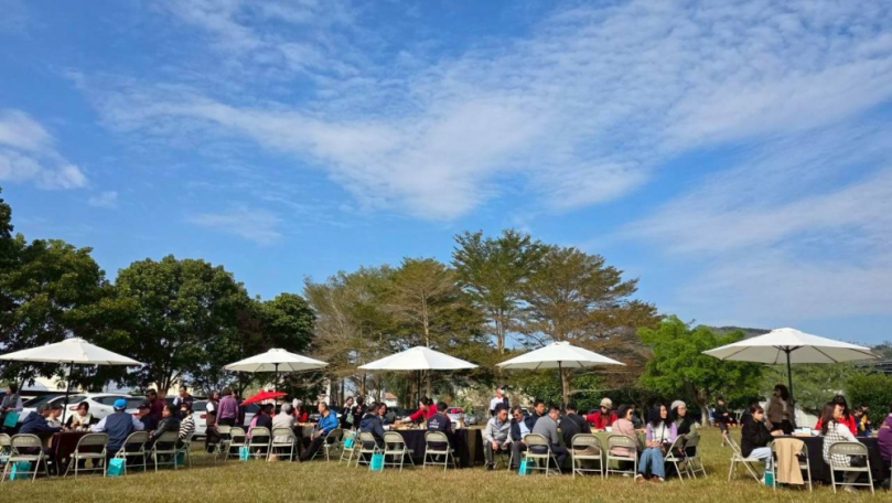 梅香伴書香、科技助學啟航，新成國小「梅香茶會」產學攜手