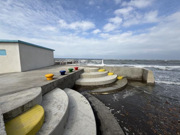 階梯像極了紅豆餅   新竹縣鳳坑沙灣親水施設暴紅！