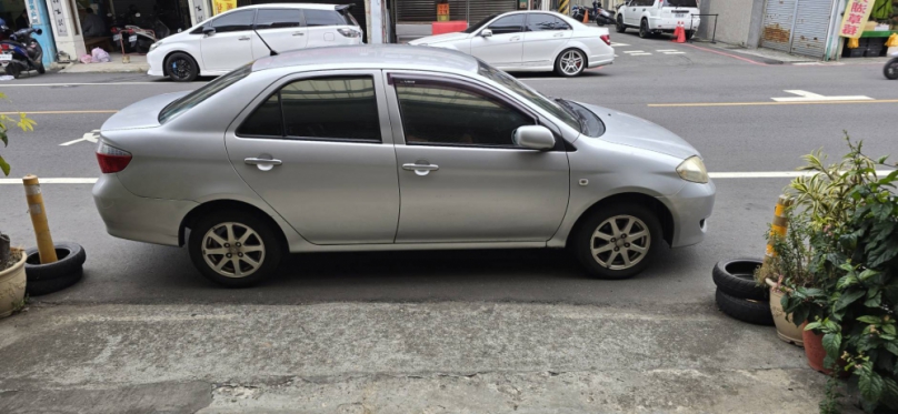 私家車停放在店家門口、車身完全阻擋出入口、致使店員與顧客無法正常進出、引發民眾不滿、多位居民質疑駕駛人缺乏基本公共意識與同理心、「停車不可以存有只停幾分鐘」的僥倖心態、更不該妨礙他人的通行權」。