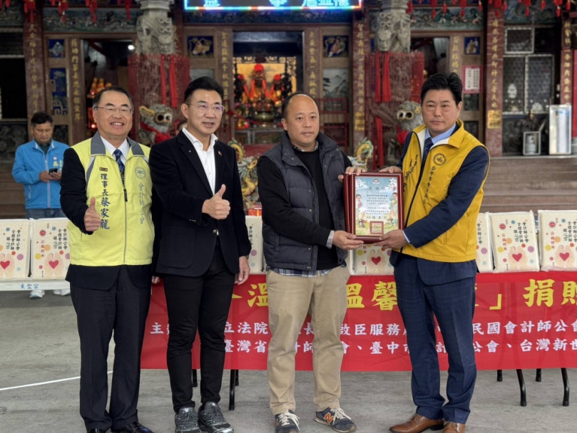 立法院副院長江啟臣攜手會計師公會 連續八年於豐原、山城捐贈白米物資