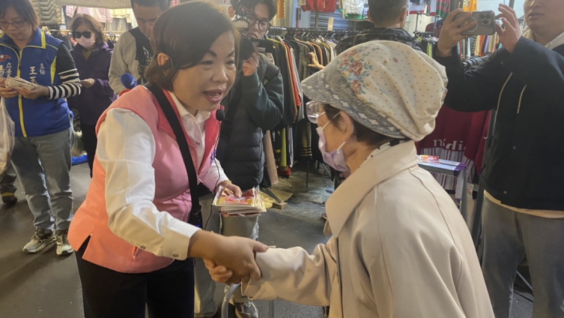 秒變叫賣姐帶動向上市場買氣    立委楊瓊瓔跨區掃街氣勢如虹