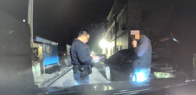 距家僅500米！20年老車深夜罷工路中  烏日警「神救援」助推解尷尬