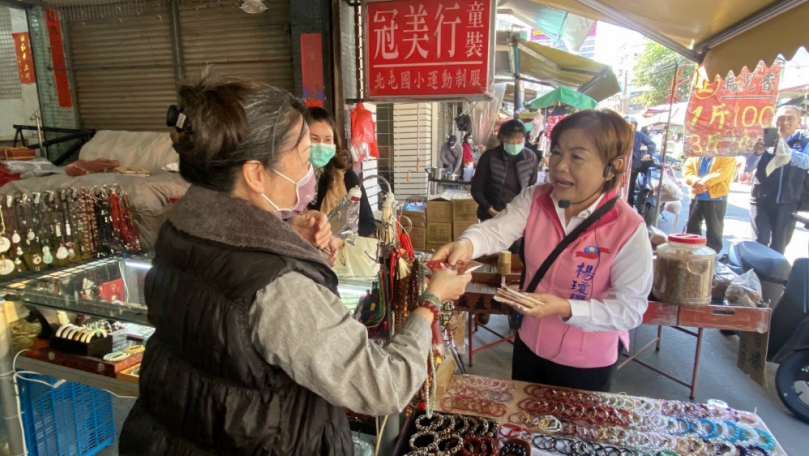 楊瓊瓔北屯市場拜票喊「女力接棒」 肯定盧市府建設成果