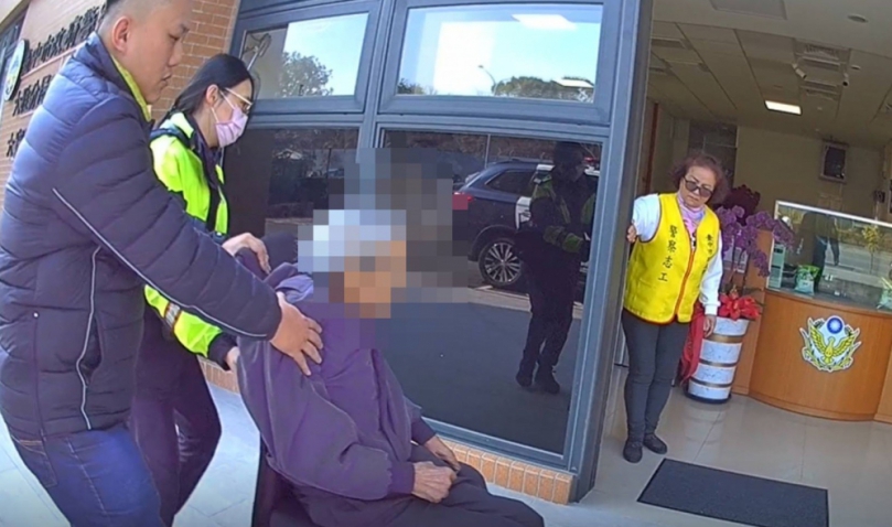 寒流清晨的一杯熱飲　大雅警為迷途老翁撐起溫暖