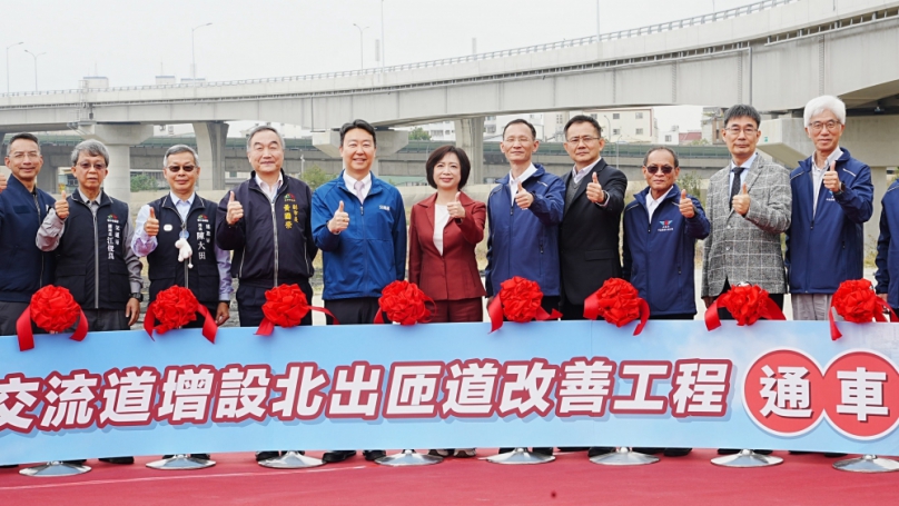 身著十年前同套服裝出席十九甲匝道完工  民進黨立法委員何欣純：感恩鄉親，初心不變！