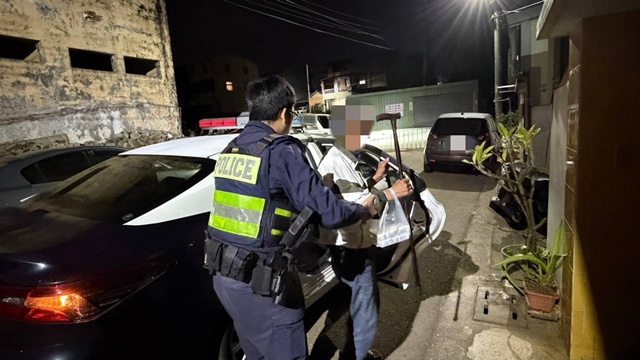 「回家的最後600公尺...」7旬伯拄拐杖買晚餐險路倒，幸遇暖警一眼認出解危機