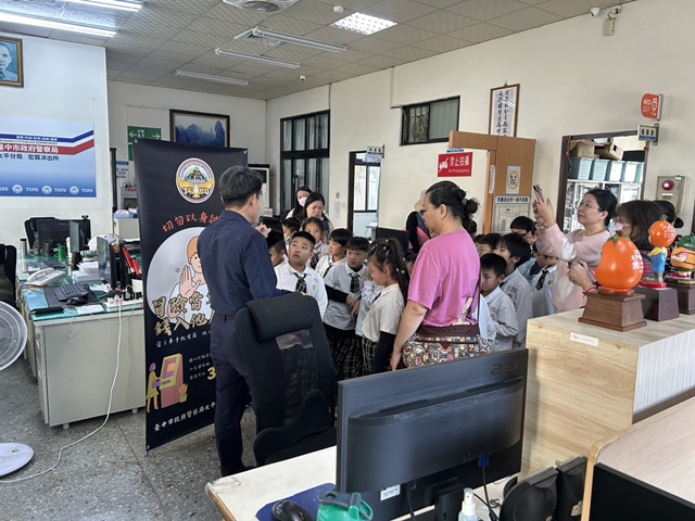 老師帶隊參訪派出所    太平警傳遞犯罪預防觀念