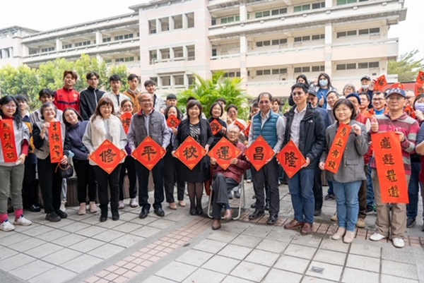 修平科大迎春納福春聯大放送　墨香飄揚迎新年
