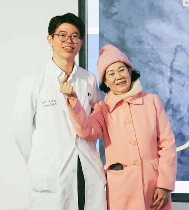 72歲婦冠狀動脈嚴重鈣化反覆胸痛險奪命　中醫大附醫以機械循環輔助完成高風險心導管治療