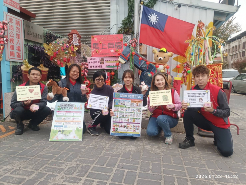 創意迎新春！中市環保局舊牛仔褲變身駿馬鬃毛  「馬上幸福」有獎徵答送好禮