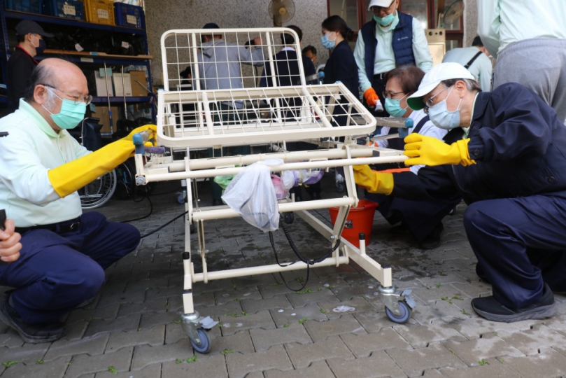 台中慈濟醫護清消輔具體悟全人醫療最後一哩路