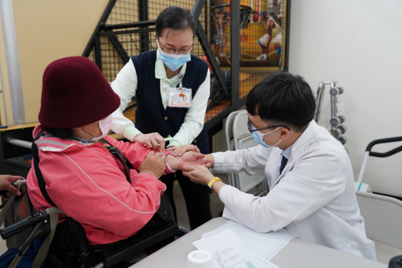 慈濟中區脊損中心彰化義診 權威領軍醫病零距離