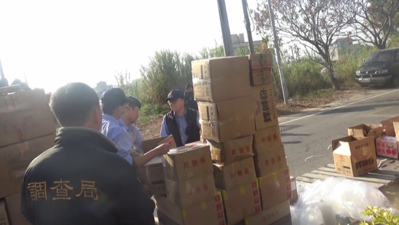 春節前夕強力掃蕩！高雄關與福建省調查處聯手查獲不法走私大陸香菇及食品
