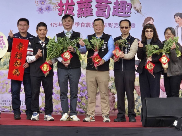 拔蘿蔔也要「拔詐」！烏日警走入田野，年節防詐宣導守護民眾荷包