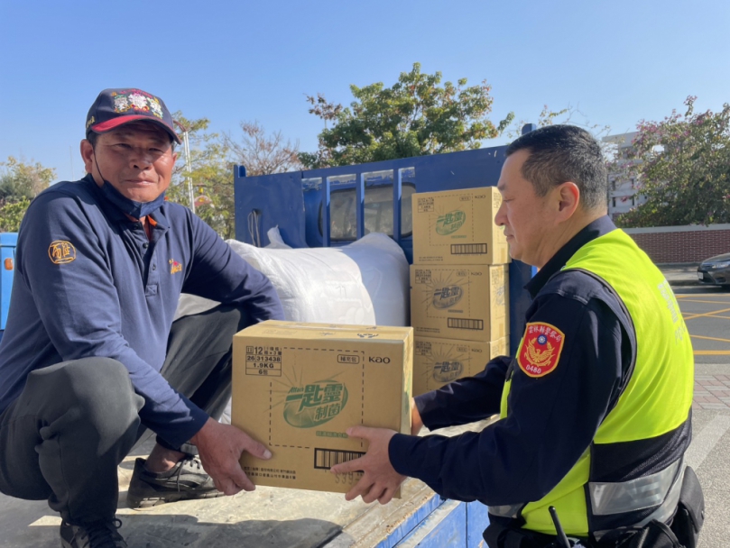 年節將近防詐防酒駕 北港警送暖同時強化安全宣導