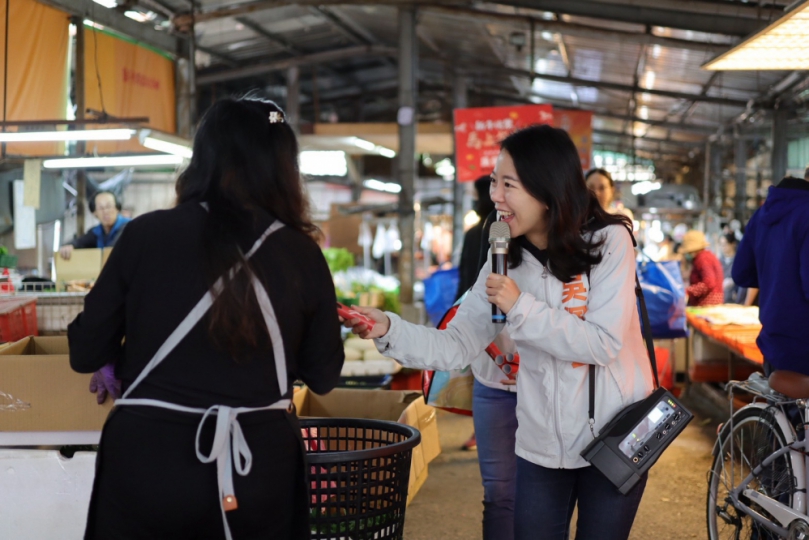 市場發送「馬上午吉」春聯  議員吳佩芸獻上滿滿祝福