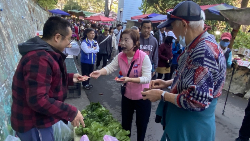 化身市場最佳代言人　國民黨台中市長初選參選人、立委楊瓊瓔掃街拜票還打賞慢飛天使   民調時程掀議　楊瓊瓔：尊重黨中央制度、台中一定要團結