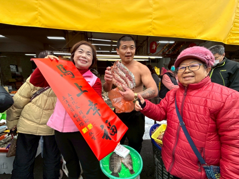 腳步踏實、時間證明   國民黨台中市長初選參選人、立委楊瓊瓔東興市場掃街贏人緣獲讚賞