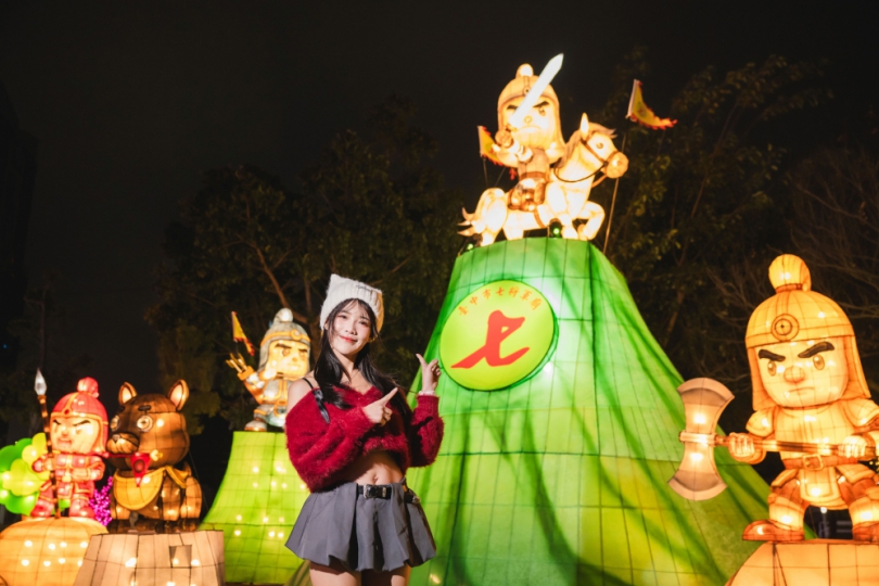 七將軍爺「神助攻」！ 民政局拍宣傳片記憶卡掉落燈區 膜拜「忠義護鄉土」燈組5分鐘內尋回