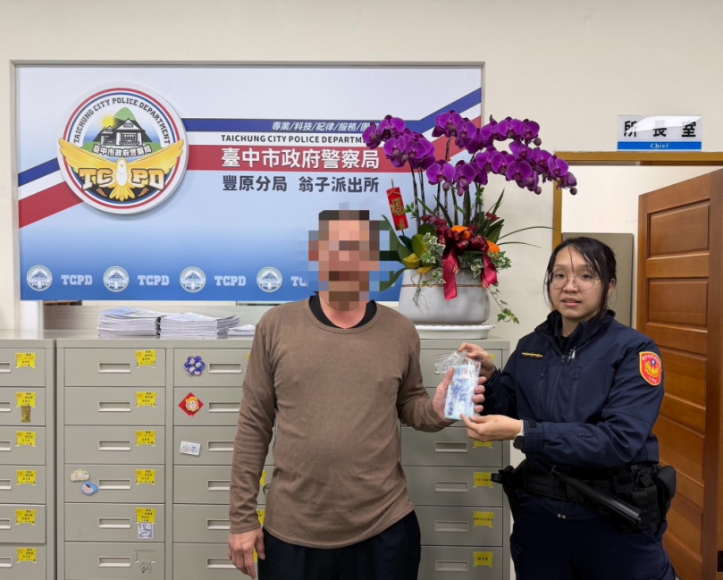 超商ATM前驚見3.3萬元  豐原警全力協尋物歸原主