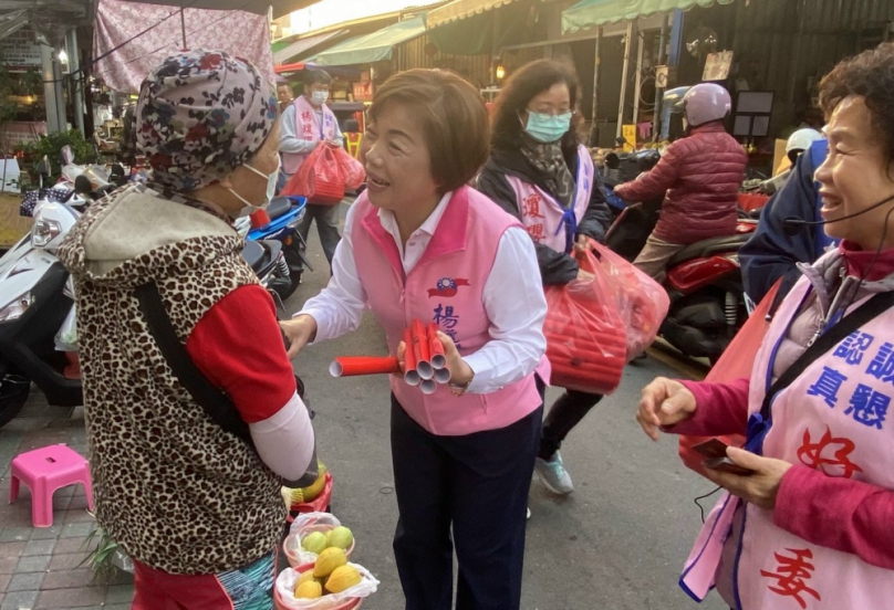 國民黨台中市長初選參選人、立委楊瓊瓔東勢拜票人氣沸騰  老同學現身力挺喊「唯一支持」