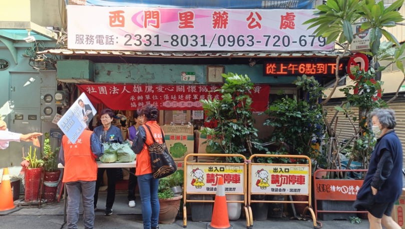 張延廷將軍萬華西門里義賣高麗菜　10元愛心助農暖人心，民眾熱烈響應