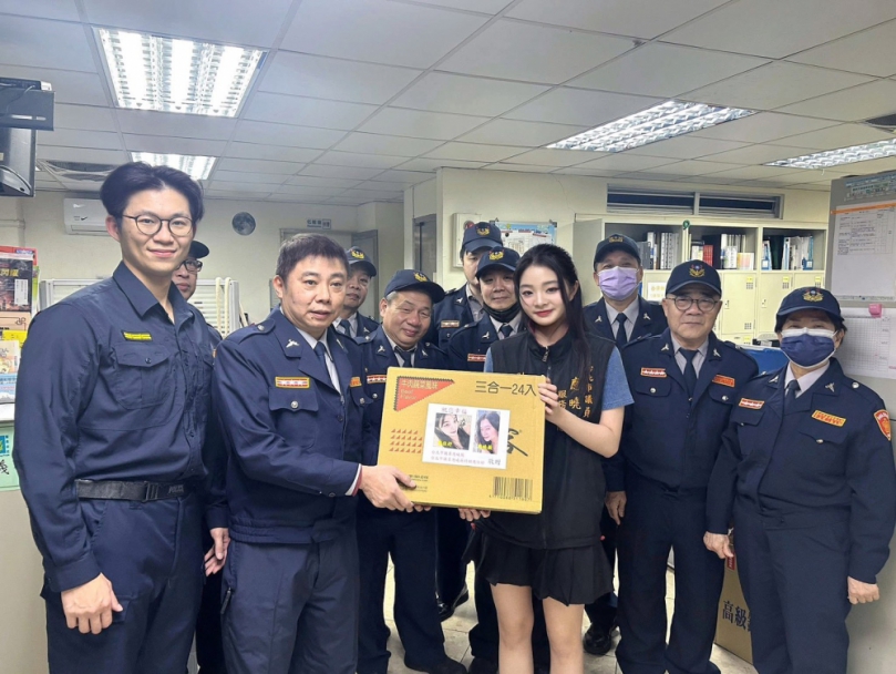 春安慰勤照片引發討論　應佳妤：政治有立場，基層更需要尊重