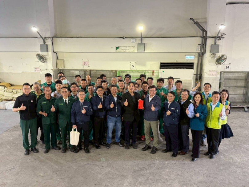 歲末快遞高峰   中華郵政董事長王國材慰勞桃郵快捷股   送上大紅包鼓舞士氣