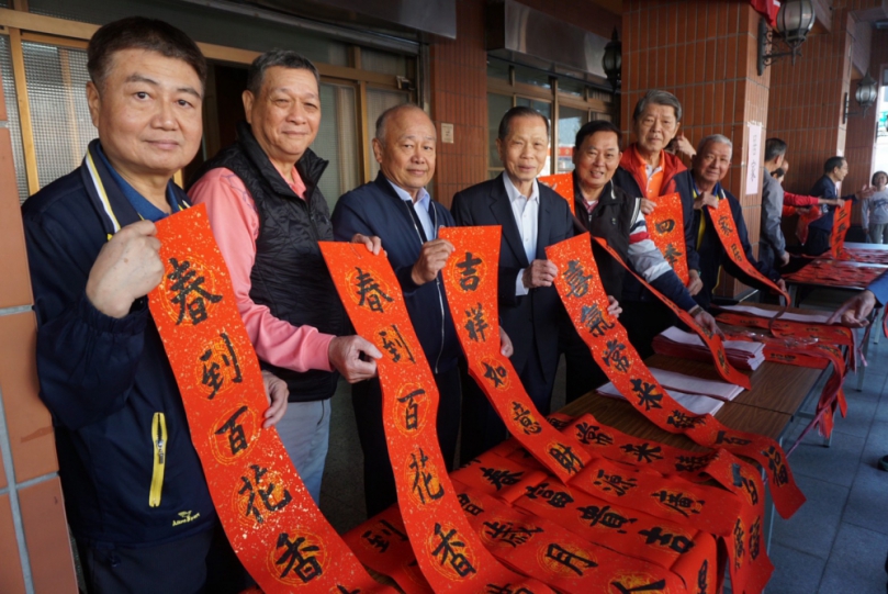 萬和宮送春聯    鄉親開心排隊挑選感受年味