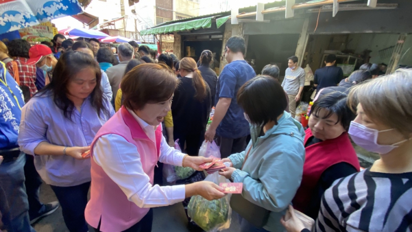 國民黨台中市長初選參選人、立委楊瓊瓔小年夜掃街人氣旺   攤商齊送菜頭、青蒜、鳳梨滿滿祝福