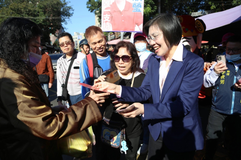 竹東大票倉   徐欣瑩小年夜挺進傳統市場   「客家人挺客家妹！」鄉親熱情相挺