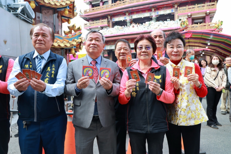 草屯敦和宮新春討喜！人潮擠爆 過財神平安橋、摸金元寶　副縣長王瑞德發紅包