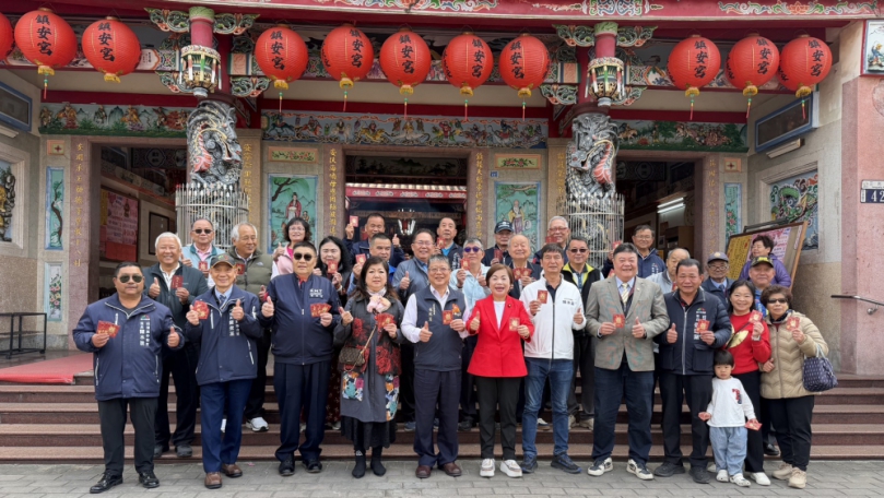 初二走春拜廟人潮踴躍  國民黨台中市長參選人、立委楊瓊瓔發小紅包民眾搶排隊討好彩頭