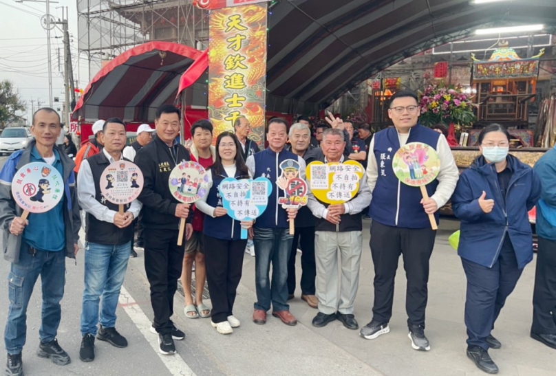 鄉鎮長廟宇拜年人潮聚集　北港警積極宣導防詐