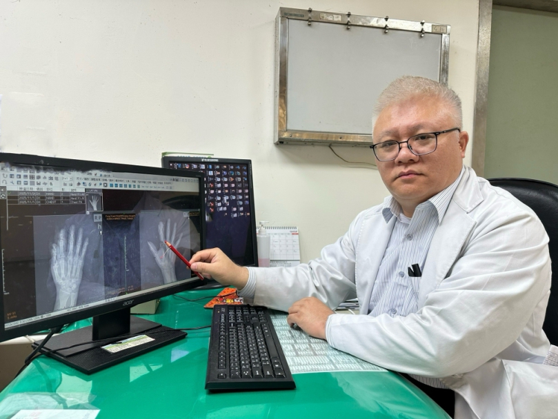 無人機削斷手指險截肢！ 豐原醫院展開「一個月血流保衛戰」顯微重接成功保指   每日局部抗凝照護Heparin守住微血管　患者一度想放棄終順利出院