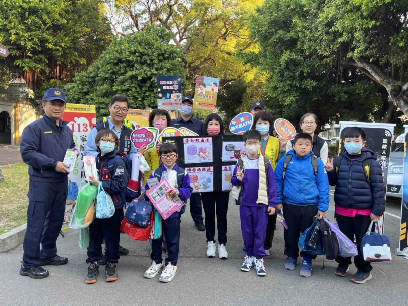 寒假畫句點清水警方啟動「護童專案」分局長親送防暴寶卡守護學童