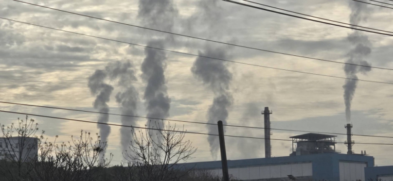 一幅既熟悉又令人不安的景象、在空氣中無聲地上演、正值一天中最具活力的時刻、負責提供生活必需品、同時也是工業發展象徵的后里區正隆股份有限公司、於24日卻被拍攝到其廠區內、至少有六根工業煙囪、正以一種近乎集體默契的姿態、向蔚藍的天際噴吐著類似灰色的氣體、這灰色的雲霧、在黎明的光輝下顯得格外刺眼、在空氣品質與工業責任的交界處、投下了沉重的陰影、引發了公眾對環境監管的質疑與相關單位應當立即關注的呼聲。