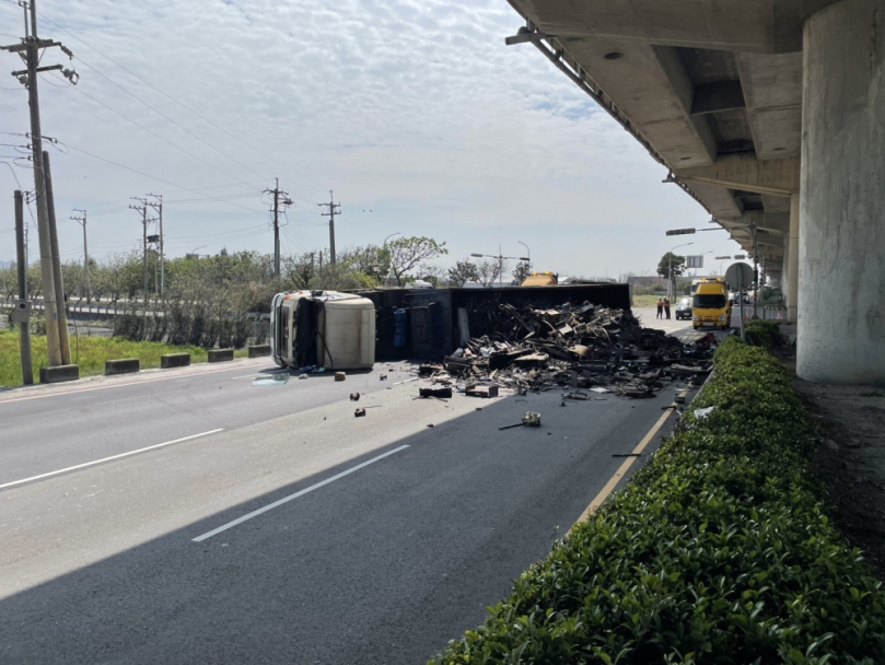 清水區西濱橋下大貨車轉彎翻車清水警方警戒疏導交通