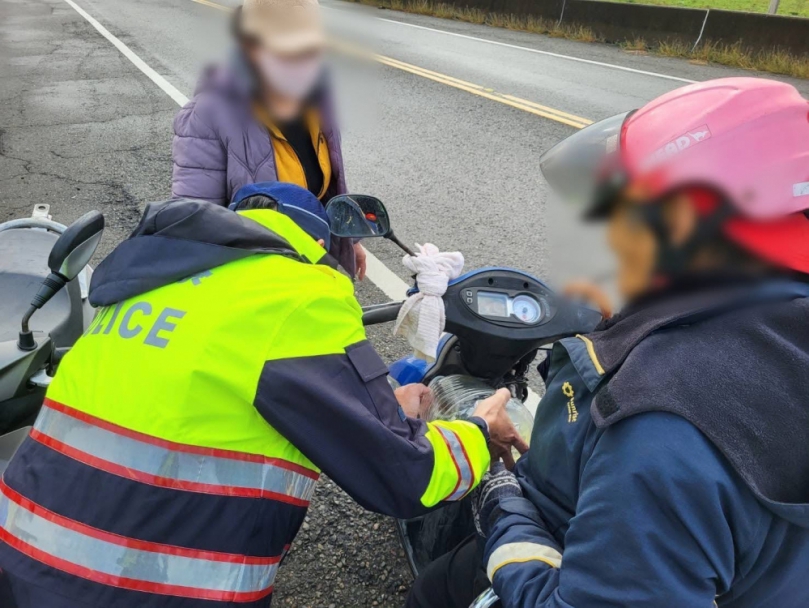 光華橋驚見老翁受困　警即時伸援守護安全