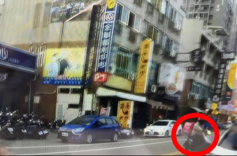 外送員違規遭警開單情緒失控下跪   警依法製單並呼籲遵守法規