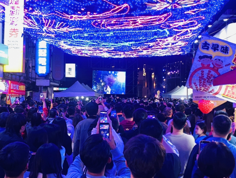 斗六燈海三天璀璨　萬人擠爆太平老街