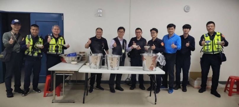 浮現祭音樂活動樂迷昏倒員警緊急協助送醫湯圓業者則為執勤員警加油打氣